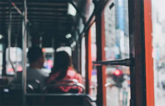 स्कूल के सामने बस में संबंध बना रहा था कपल, मचा हंगामा