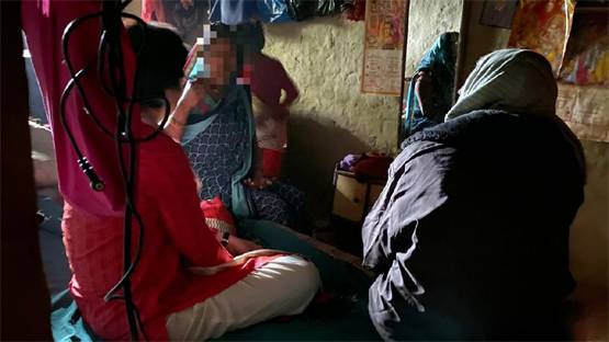 जब उन्नाव रेप पीड़िता के घर पहुंचीं प्रियंका गांधी, देखें Photos