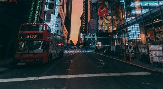 स्कूल के सामने बस में संबंध बना रहा था कपल, मचा हंगामा