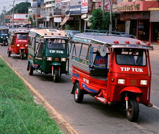 नशे में ऑटो से जा रहे कपल का इंटीमेट वीडियो लीक