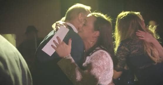 कंपनी ने हर कर्मचारी को दिया 35 लाख का बोनस, रो पड़ा स्टाफ