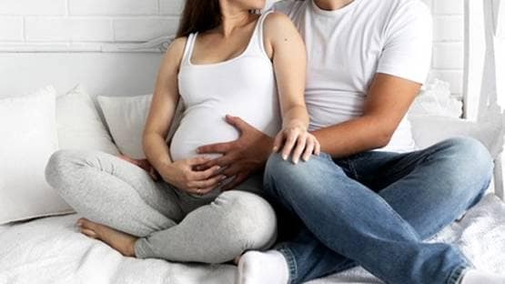 4 बॉयफ्रेंड संग रहती है ये महिला, बोली- चारों मिलकर करेंगे बच्चे की परवरिश