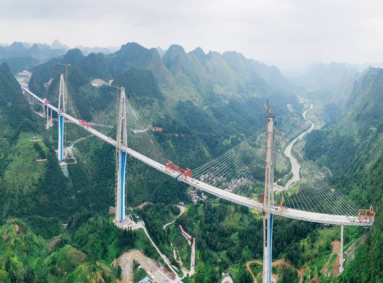 चीन ने बनाया दुनिया का सबसे ऊंचा ब्रिज, साथ चलेंगी ट्रेन और कार
