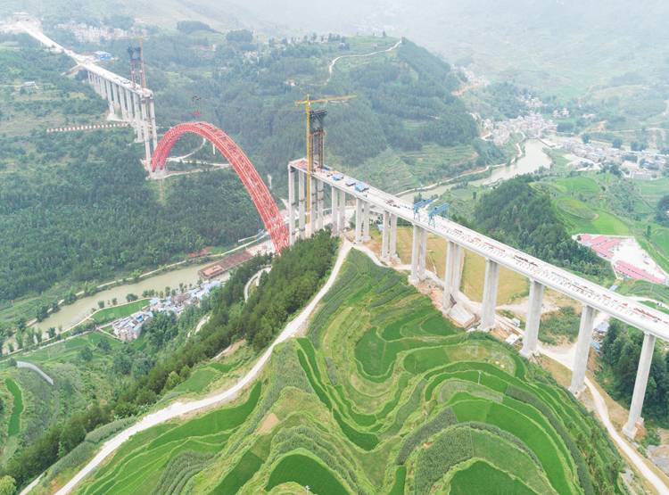 चीन ने बनाया दुनिया का सबसे ऊंचा ब्रिज, साथ चलेंगी ट्रेन और कार