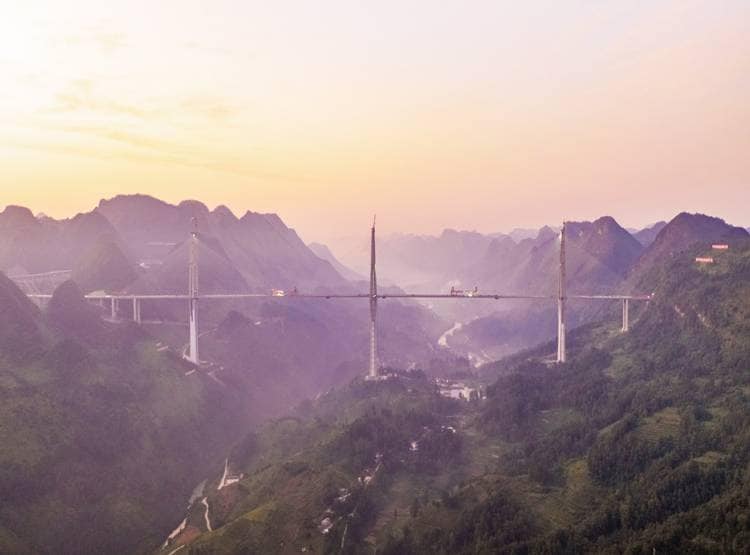 चीन ने बनाया दुनिया का सबसे ऊंचा ब्रिज, साथ चलेंगी ट्रेन और कार