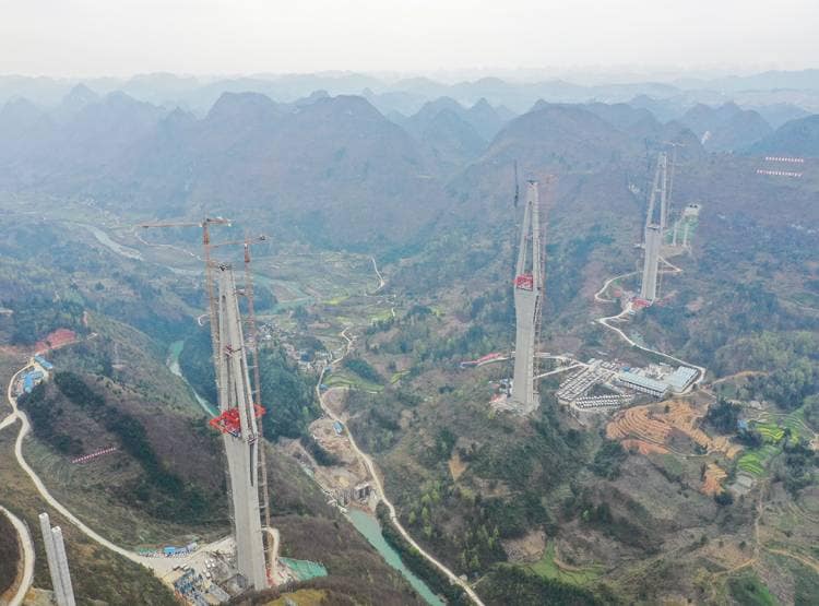 चीन ने बनाया दुनिया का सबसे ऊंचा ब्रिज, साथ चलेंगी ट्रेन और कार