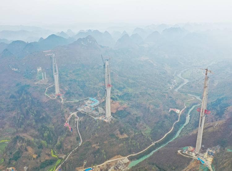 चीन ने बनाया दुनिया का सबसे ऊंचा ब्रिज, साथ चलेंगी ट्रेन और कार