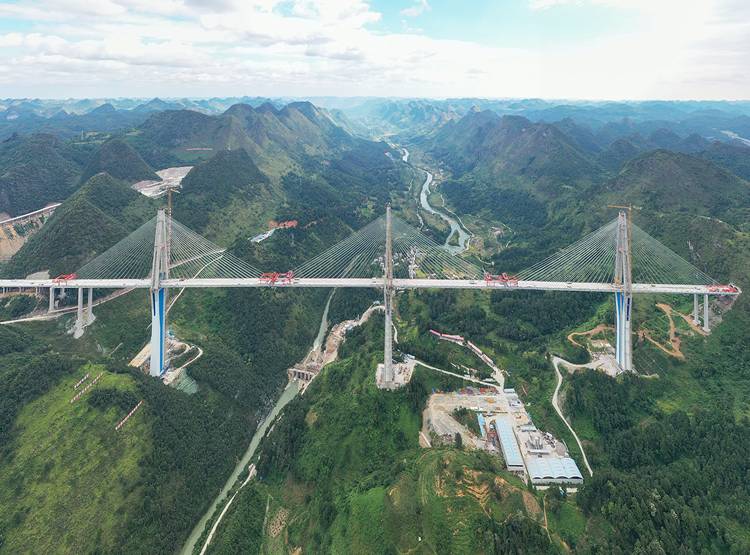 चीन ने बनाया दुनिया का सबसे ऊंचा ब्रिज, साथ चलेंगी ट्रेन और कार