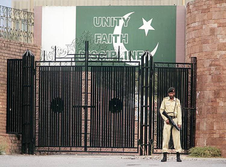 डरा हुआ पाक सीमा पर भेज रहा रिजर्व फोर्स, लोगों को बनाया ढाल