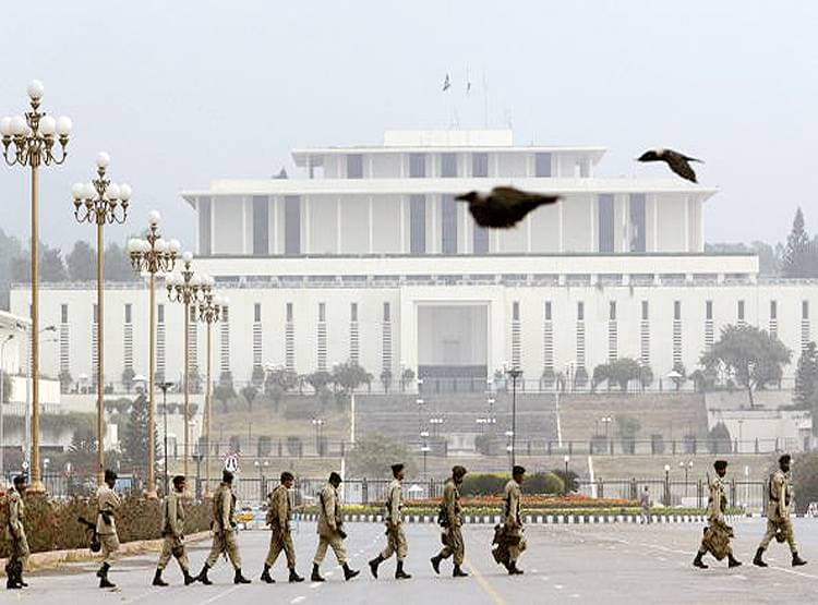 डरा हुआ पाक सीमा पर भेज रहा रिजर्व फोर्स, लोगों को बनाया ढाल