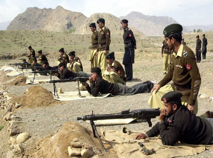 डरा हुआ पाक सीमा पर भेज रहा रिजर्व फोर्स, लोगों को बनाया ढाल