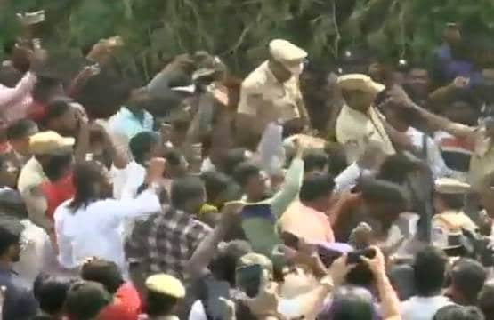 पुल के नीचे एनकाउंटर, ऊपर से भीड़ ने बरसाए हैदराबाद पुलिस पर फूल