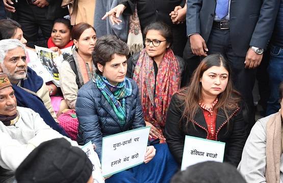 मोदी सरकार के विरोध में इंडिया गेट पर प्रियंका गांधी का हल्ला बोल