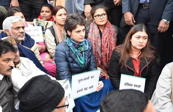 मोदी सरकार के विरोध में इंडिया गेट पर प्रियंका गांधी का हल्ला बोल