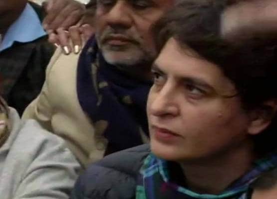 मोदी सरकार के विरोध में इंडिया गेट पर प्रियंका गांधी का हल्ला बोल