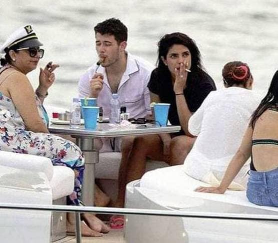 नेहा के Kiss से रानू मंडल के मेकअप तक, इन 8 तस्वीरों ने चौंकाया