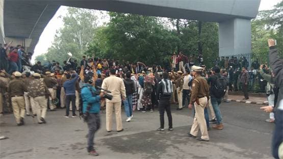 तस्वीरों में देखें, नागरिकता कानून पर जामिया में कैसे मचा है कोहराम