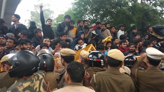 तस्वीरों में देखें, नागरिकता कानून पर जामिया में कैसे मचा है कोहराम