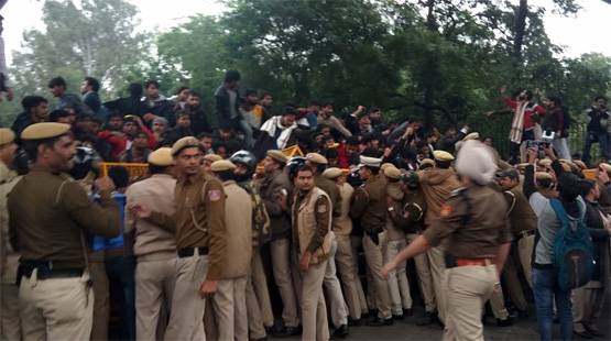 तस्वीरों में देखें, नागरिकता कानून पर जामिया में कैसे मचा है कोहराम