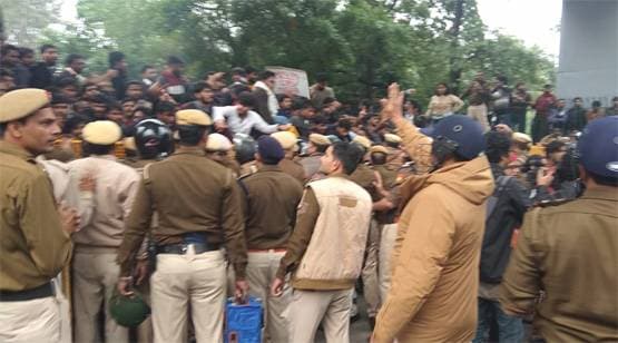 तस्वीरों में देखें, नागरिकता कानून पर जामिया में कैसे मचा है कोहराम