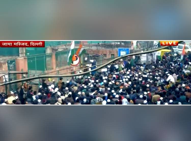 जुमे की नमाज के बाद द‍िल्ली का हाल, पिछली बार हुई थी आगजनी