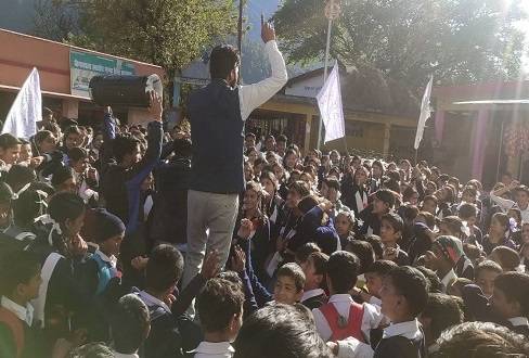 सरकारी कॉलेज में टीचर के पद खाली, प्रिंसिपल भी नदारद, सड़क पर छात्र