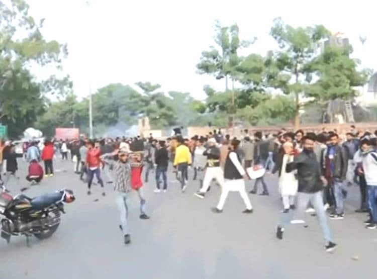 लखनऊ की सड़कों पर आगजनी-पत्थरबाजी और बवाल, देखें तस्वीरें