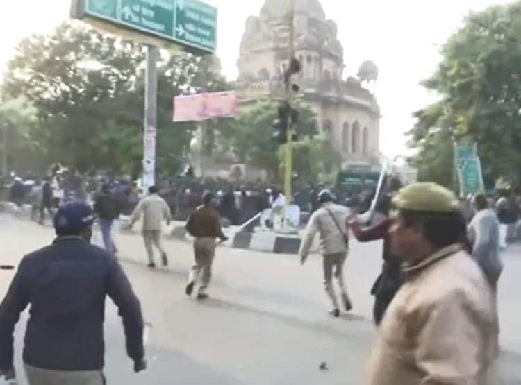 लखनऊ की सड़कों पर आगजनी-पत्थरबाजी और बवाल, देखें तस्वीरें