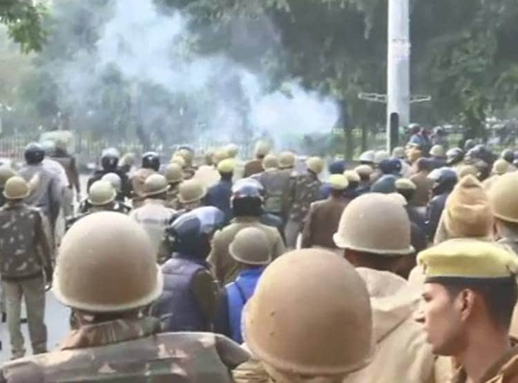 लखनऊ की सड़कों पर आगजनी-पत्थरबाजी और बवाल, देखें तस्वीरें