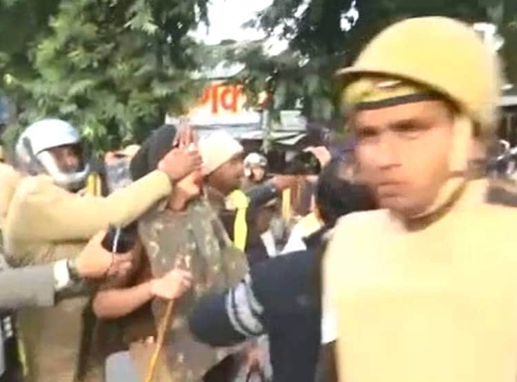 लखनऊ की सड़कों पर आगजनी-पत्थरबाजी और बवाल, देखें तस्वीरें