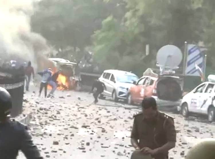 लखनऊ की सड़कों पर आगजनी-पत्थरबाजी और बवाल, देखें तस्वीरें