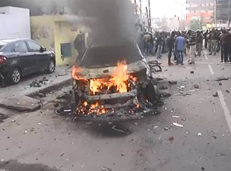 लखनऊ की सड़कों पर आगजनी-पत्थरबाजी और बवाल, देखें तस्वीरें