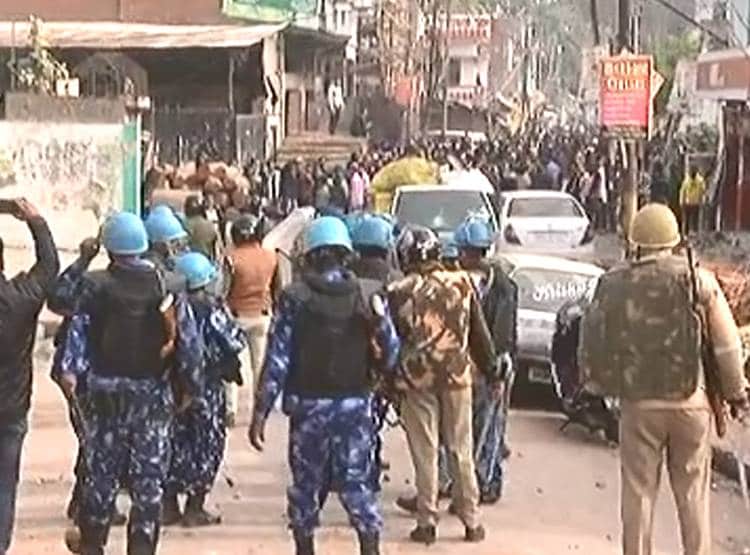 लखनऊ की सड़कों पर आगजनी-पत्थरबाजी और बवाल, देखें तस्वीरें