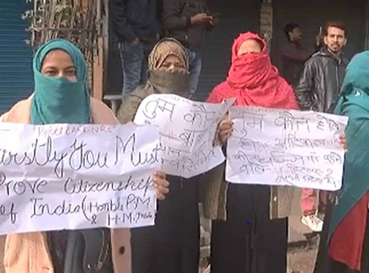 लखनऊ की सड़कों पर आगजनी-पत्थरबाजी और बवाल, देखें तस्वीरें