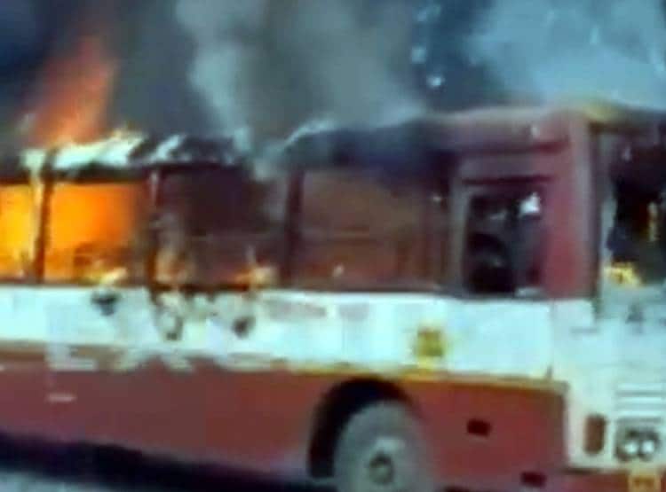 लखनऊ की सड़कों पर आगजनी-पत्थरबाजी और बवाल, देखें तस्वीरें