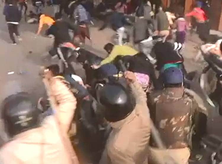 लखनऊ की सड़कों पर आगजनी-पत्थरबाजी और बवाल, देखें तस्वीरें