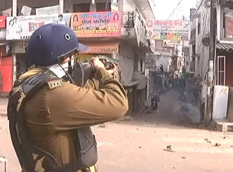 लखनऊ की सड़कों पर आगजनी-पत्थरबाजी और बवाल, देखें तस्वीरें