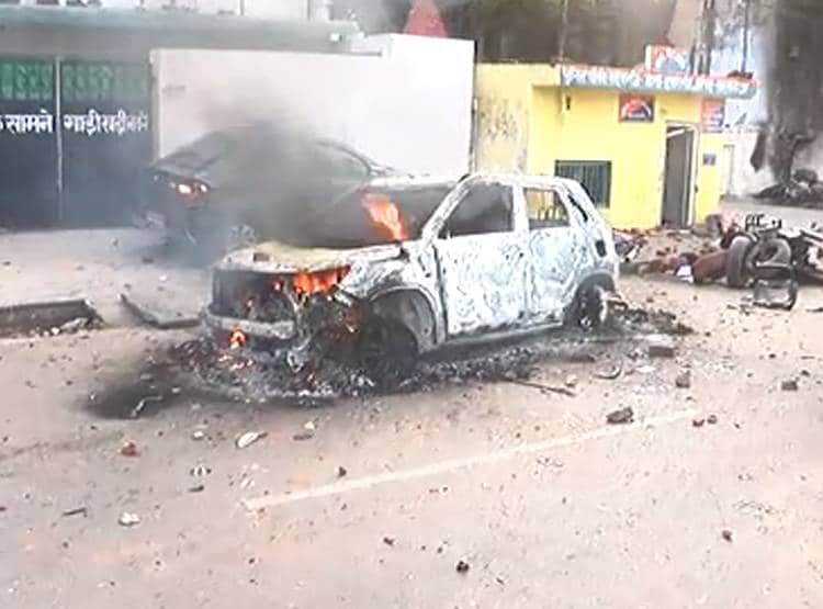 लखनऊ की सड़कों पर आगजनी-पत्थरबाजी और बवाल, देखें तस्वीरें