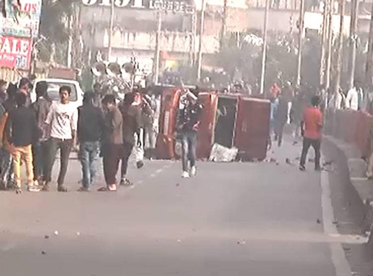 लखनऊ की सड़कों पर आगजनी-पत्थरबाजी और बवाल, देखें तस्वीरें