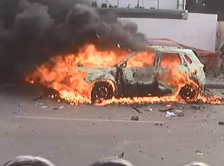 लखनऊ की सड़कों पर आगजनी-पत्थरबाजी और बवाल, देखें तस्वीरें