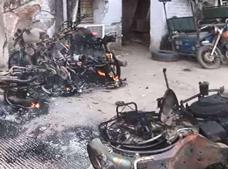 लखनऊ की सड़कों पर आगजनी-पत्थरबाजी और बवाल, देखें तस्वीरें