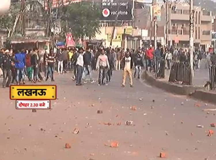 लखनऊ की सड़कों पर आगजनी-पत्थरबाजी और बवाल, देखें तस्वीरें