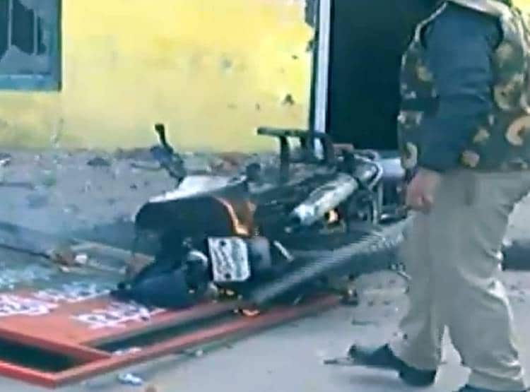 लखनऊ की सड़कों पर आगजनी-पत्थरबाजी और बवाल, देखें तस्वीरें