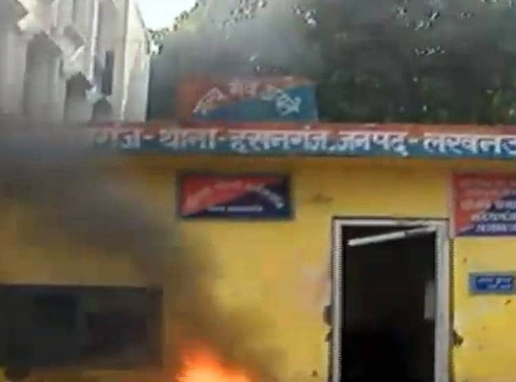 लखनऊ की सड़कों पर आगजनी-पत्थरबाजी और बवाल, देखें तस्वीरें