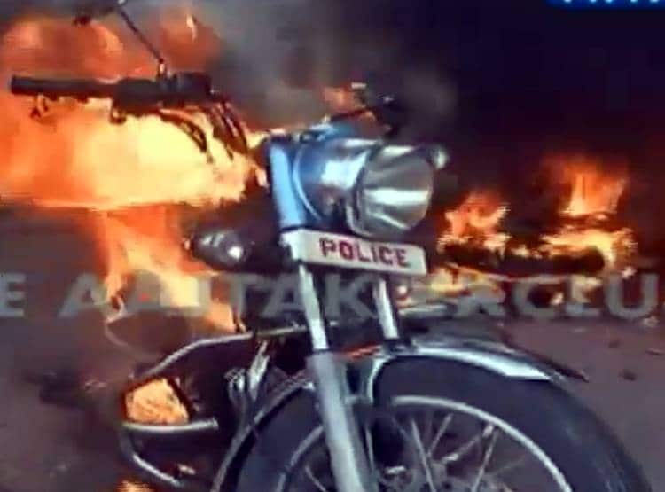 लखनऊ की सड़कों पर आगजनी-पत्थरबाजी और बवाल, देखें तस्वीरें