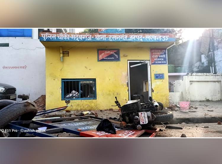 लखनऊ की सड़कों पर आगजनी-पत्थरबाजी और बवाल, देखें तस्वीरें