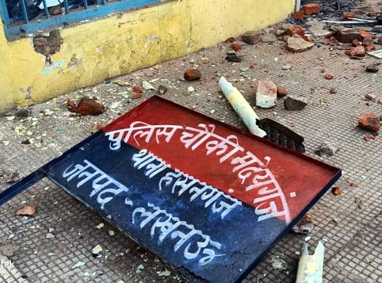 लखनऊ की सड़कों पर आगजनी-पत्थरबाजी और बवाल, देखें तस्वीरें