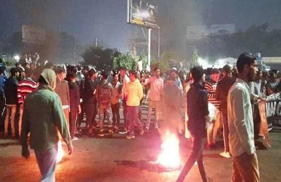 CAA के विरोध में देश भर के 22 कैम्पस 'सुलगे', सड़कों पर छात्र