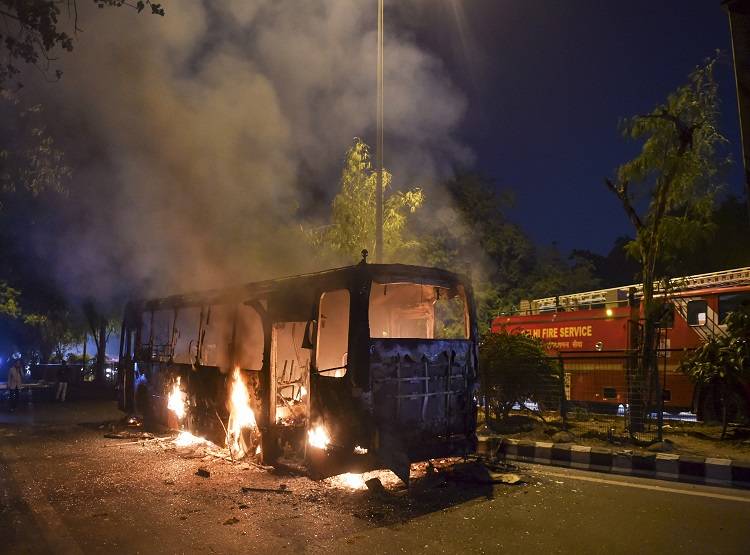 जलती बसें, पथराव और आंसू गैस के गोले, 25 तस्वीरों में देखें जामिया का मंजर