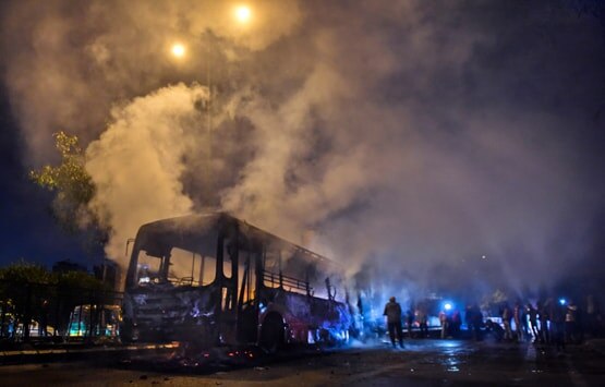 जलती बसें, पथराव और आंसू गैस के गोले, 25 तस्वीरों में देखें जामिया का मंजर